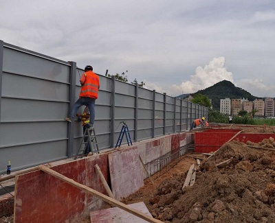 工地建筑圍擋：工程項(xiàng)目的安全環(huán)保小能手，旭東鋼構(gòu)出品