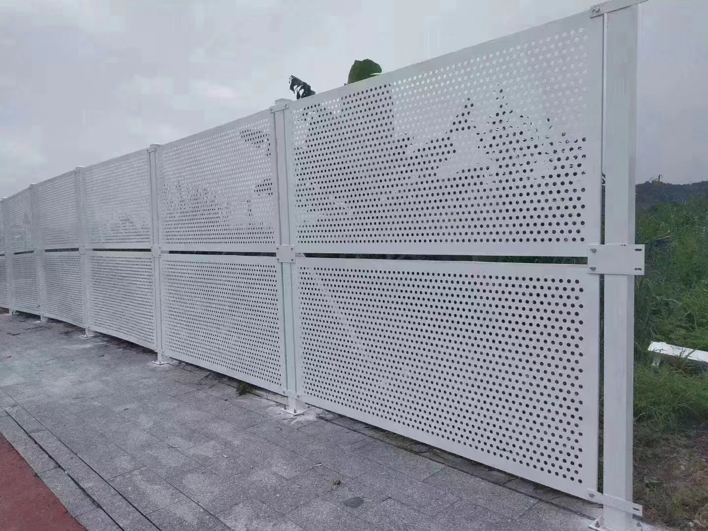 PVC工地圍擋耐用性探析：抗候、抗沖擊、抗化學(xué)品等優(yōu)勢【旭東鋼構(gòu)圍擋】